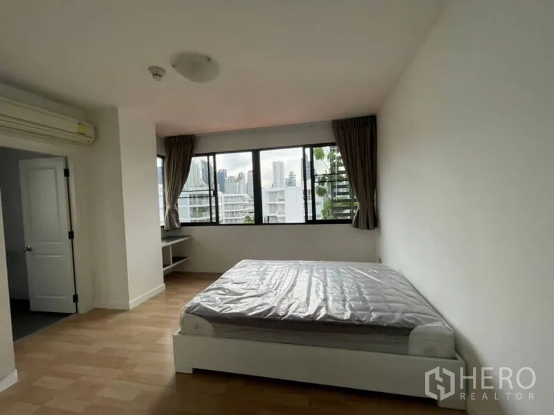 คอนโด ให้เช่าในWatthana, Bangkok - ห้องนอนเตียงคู่ หน้าต่างรอบด้าน มองเห็นเมือง