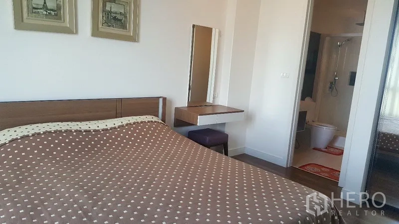 คอนโด ให้เช่าในBangkok - ห้องนอนใหญ่เชื่อมต่อห้องน้ำในตัว พร้อมโต๊ะเครื่องแป้งและตู้เสื้อผ้าบานเลื่อน