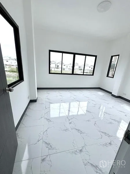 คลังสินค้า ให้เช่าในKhlong Luang, Pathum Thani - ห้องมุมกระจกกว้าง พื้นกระเบื้องลายหินอ่อนสีขาว