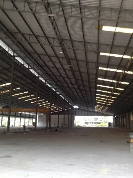 คลังสินค้า ให้เช่าในMueang Chon Buri, Chon Buri - ภายในโกดังโปร่งโล่ง หลังคาโครงเหล็กสูงมีช่องแสง พื้นคอนกรีตกว้าง