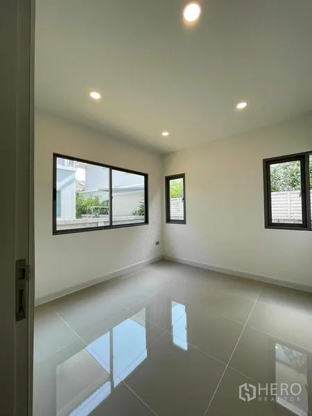 บ้าน ขายในNuea Khlong, Krabi - ห้องมุมกระจกหลายด้าน พื้นกระเบื้องเงาและไฟฝ้า