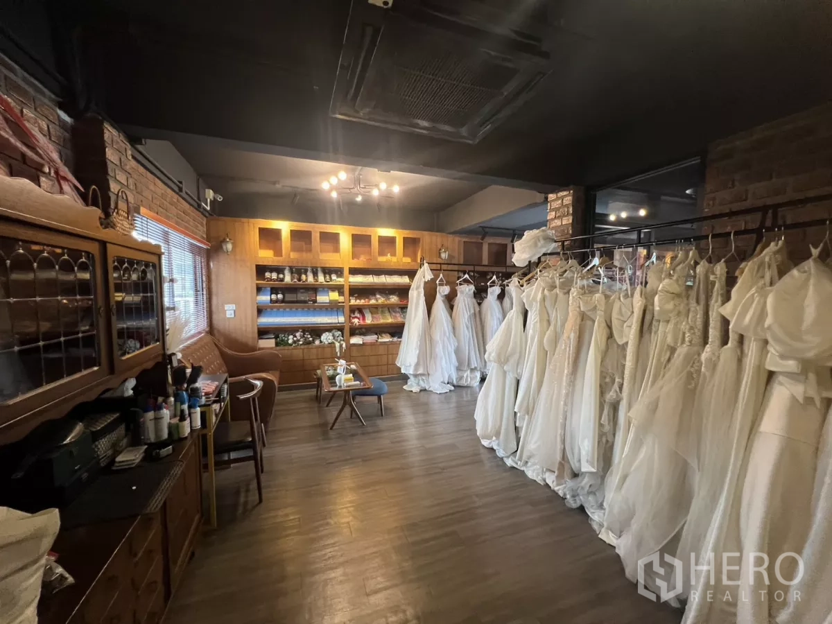 零售空间 出租在Watthana, Bangkok - 砖墙展示间，婚纱与木质陈列柜。