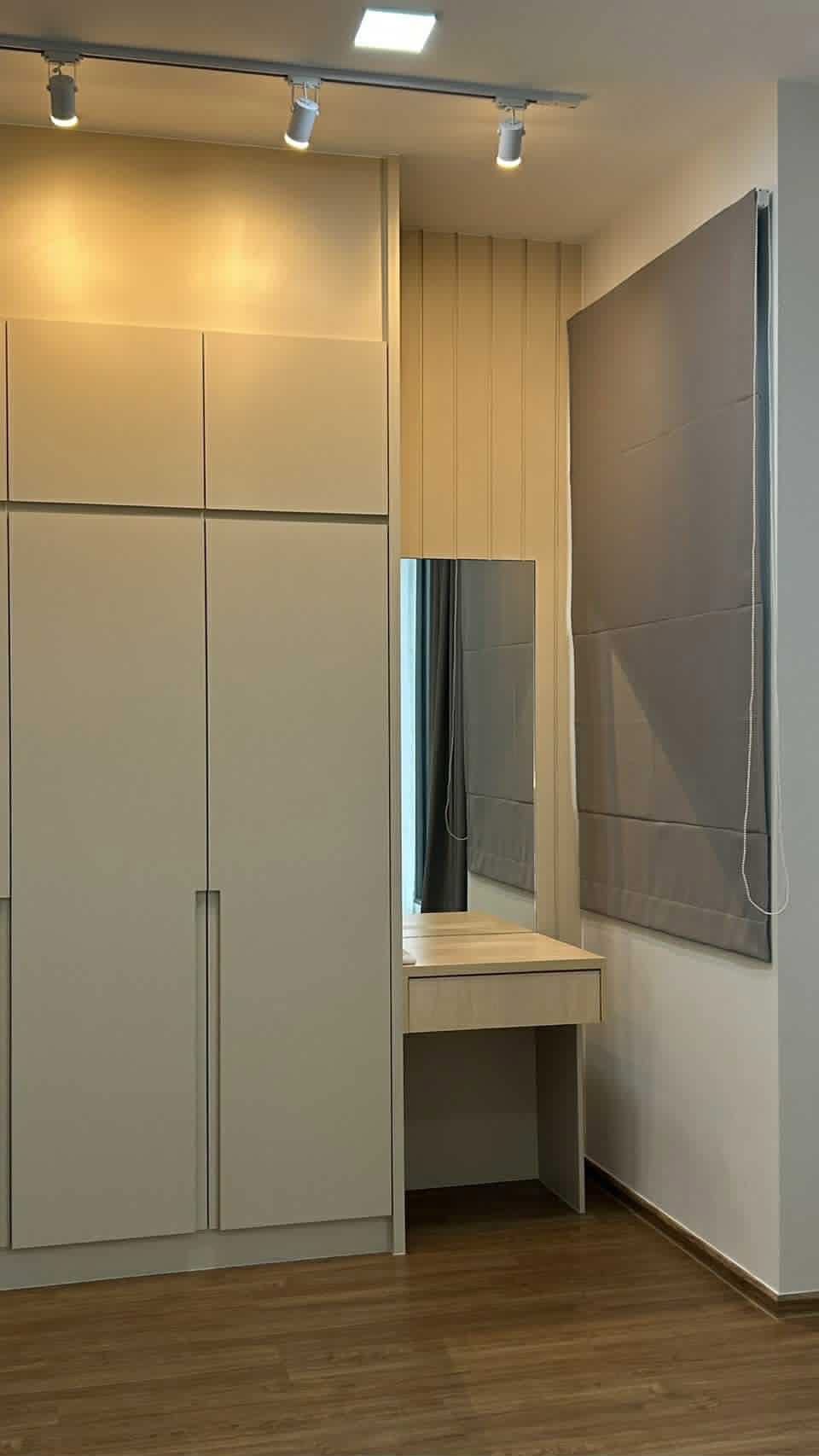 ทาวน์เฮาส์ ให้เช่าในBang Phli, Samut Prakan - ภาพใกล้ตู้เสื้อผ้าบิวท์อินและโต๊ะเครื่องแป้งโทนสีอ่อน.