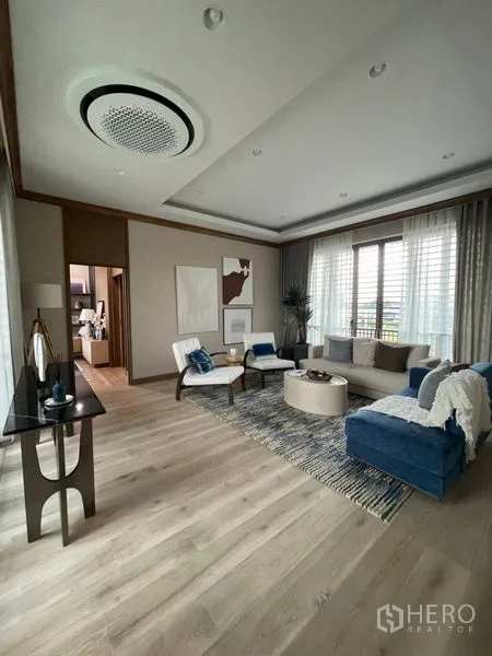 บ้าน ขายในBang Kapi, Bangkok - ห้องพักผ่อนชั้นบน พื้นไม้ หน้าต่างกว้างและฝ้าเพดานดีไซน์ร่วมสมัย