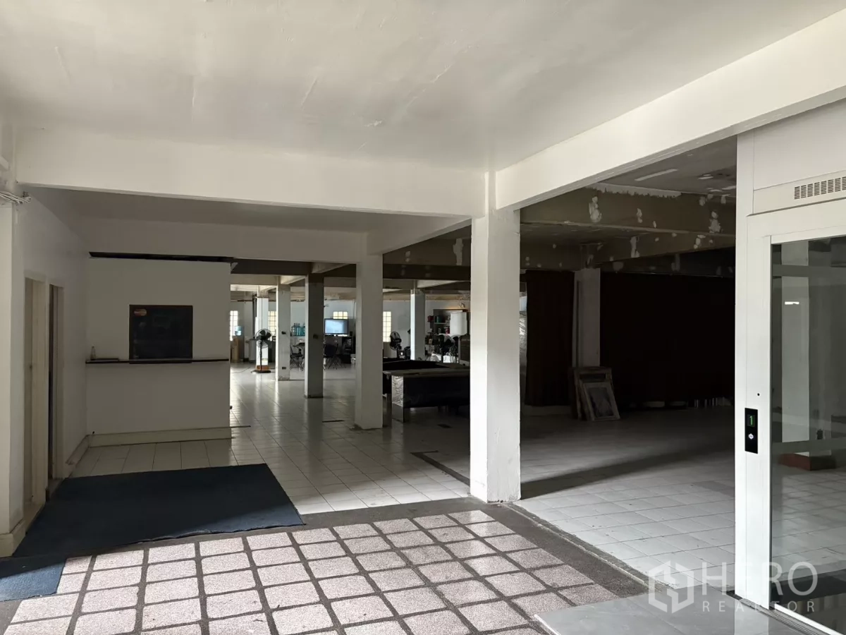 办公空间 出租在Watthana, Bangkok - 楼宇大堂与办公区，瓷砖地面，临近电梯入口。