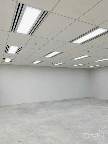 สำนักงาน ให้เช่าในPhra Khanong, Bangkok - ฝ้าเพดานแบบแขวน พร้อมไฟ LED แผงยาวและช่องแอร์