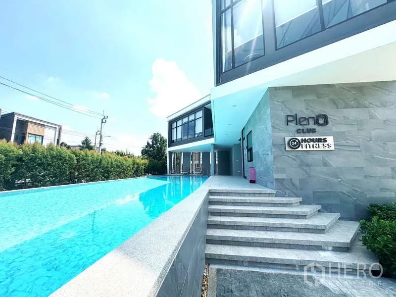 ทาวน์เฮาส์ ให้เช่าในBang Phli, Samut Prakan - สระว่ายน้ำคลับเฮ้าส์ ข้างอาคารโมเดิร์น มีป้าย Pleno Club