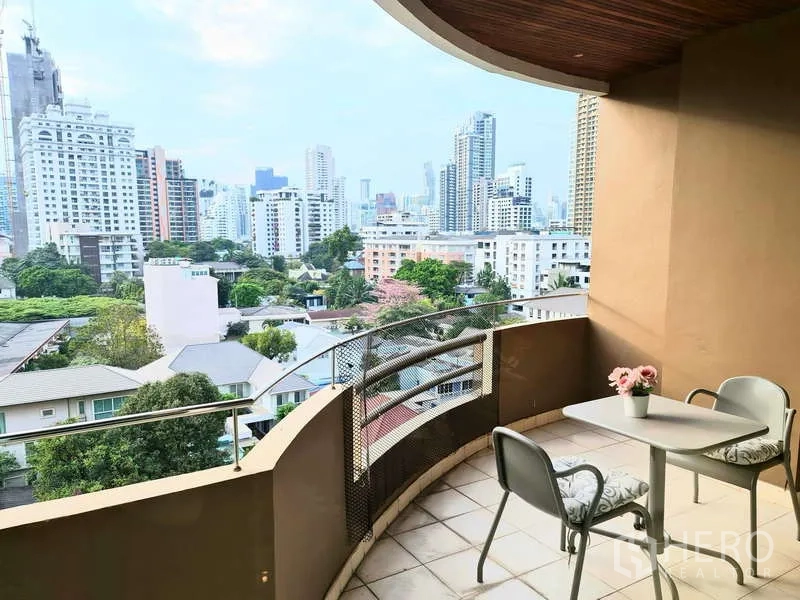 อพาร์ทเมนท์ ให้เช่า - ระเบียงโค้งพร้อมโต๊ะนั่ง ชมวิวสกายไลน์สุขุมวิท