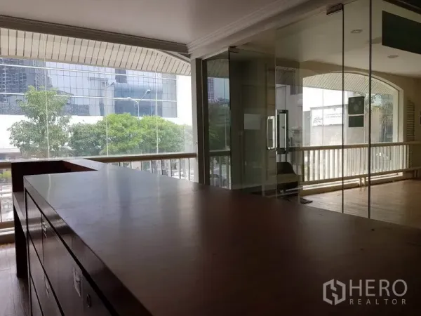 零售空间 出租在Khlong Toei, Bangkok - 开放式商铺区，内置木柜台、玻璃会议间与落地窗。