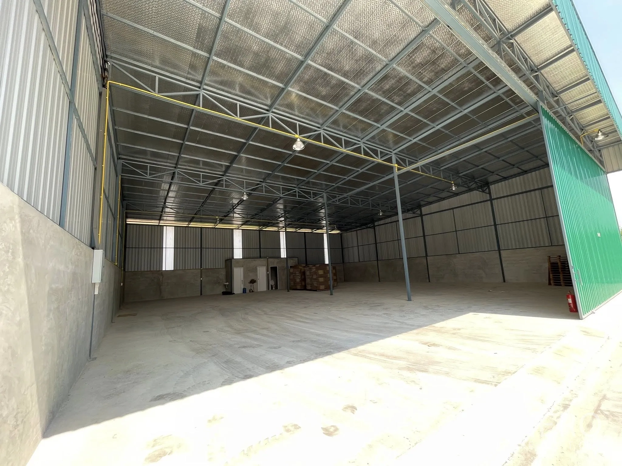 Warehouse for rent in Bang Phli, Samut Prakan - Covered loading area leading into the warehouse with wide entry and concrete apron.