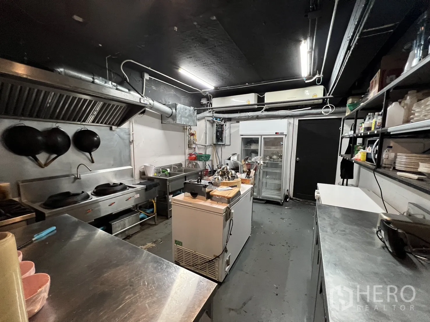 零售空间 出租在Watthana, Bangkok - 商用厨房，不锈钢台面与燃气灶