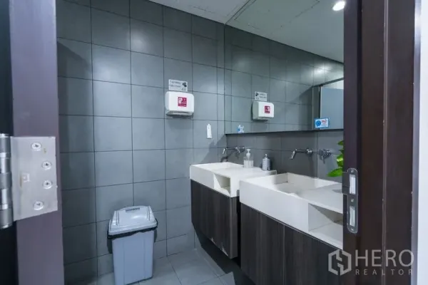 办公空间 出租 - 灰色瓷砖卫生间，双洗手盆与大镜面