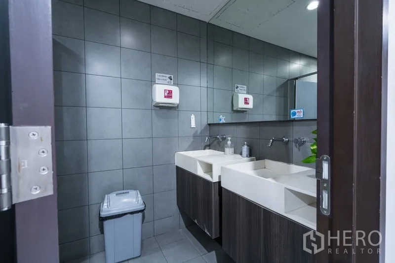 办公空间 出租 - 灰色瓷砖卫生间，双洗手盆与大镜面