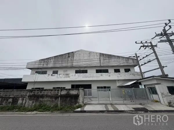 โรงงาน ให้เช่าในKhlong Toei, Bangkok - มุมมองด้านหน้าโรงงาน 2 ชั้น แบบเดี่ยว พร้อมรั้วและสายไฟหน้าโครงการ