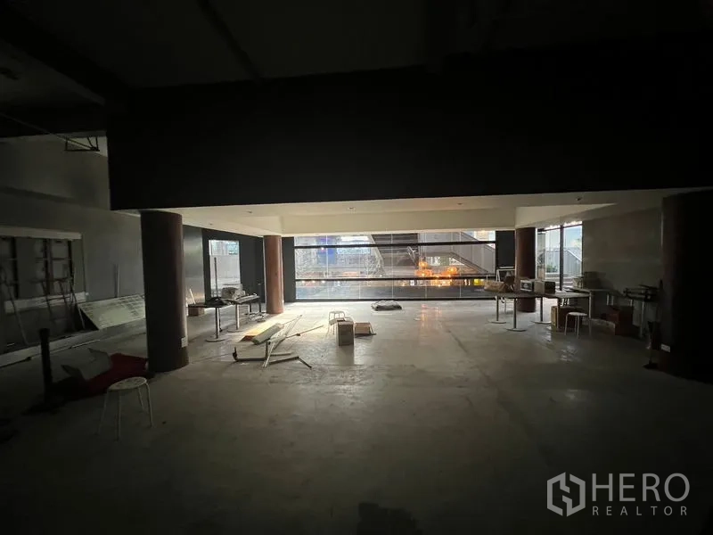 零售空间 出租在Watthana, Bangkok - 宽敞零售大厅，落地窗采光充足，可见城市步行连廊。