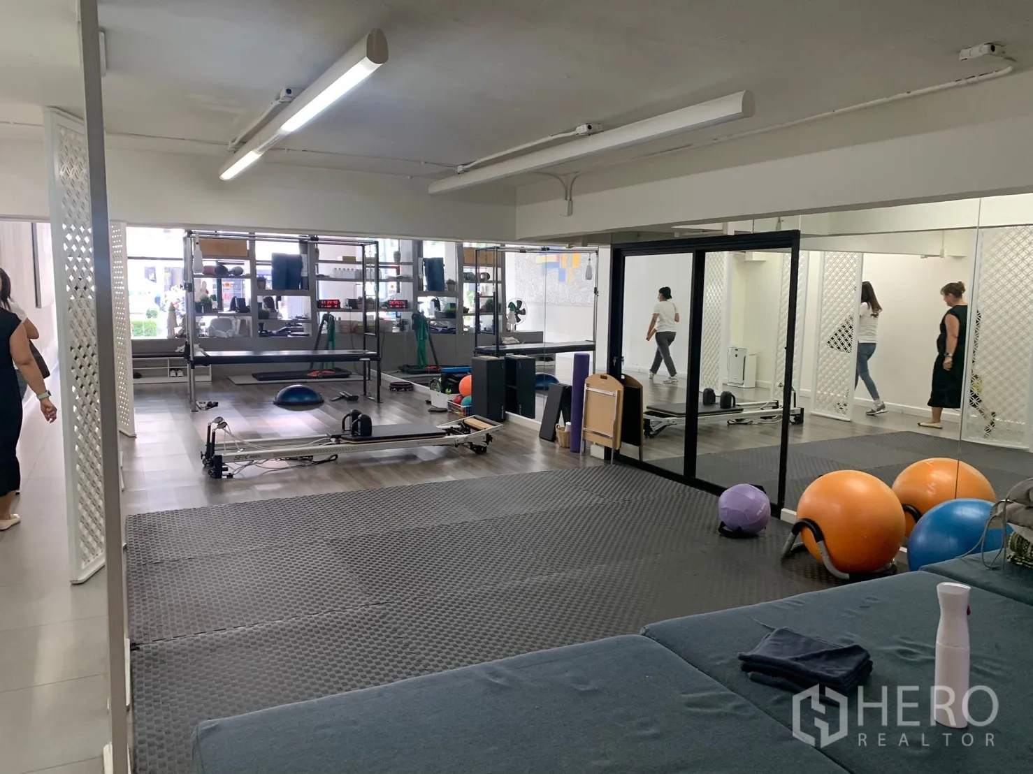 อาคารพาณิชย์ ให้เช่าในWatthana, Bangkok - ชั้นสตูดิโอกว้างขวาง มีเครื่องรีฟอร์เมอร์ กระจก และชั้นวางของ