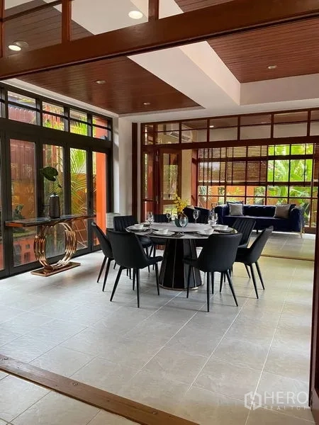 บ้าน ให้เช่าในSuan Luang, Bangkok - เลย์เอาต์เปิดโล่งโชว์โซนทานอาหารและมุมนั่งเล่นรับแสงพร้อมวิวสวน