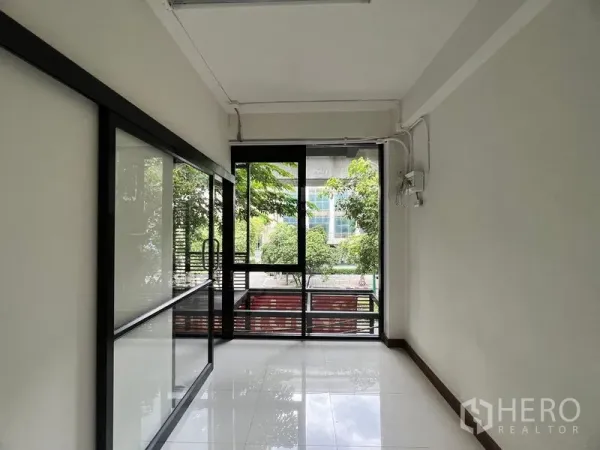 อาคารพาณิชย์ ให้เช่าในKhlong Toei, Bangkok - หน้าร้านกระจกบานเลื่อนมองเห็นต้นไม้ริมถนน