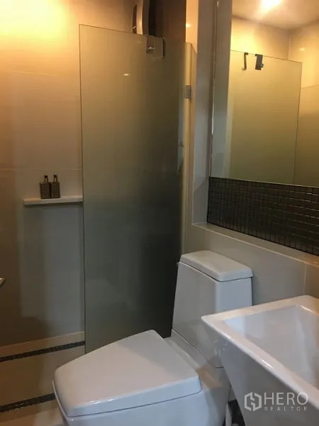 คอนโด ให้เช่าในKhlong Toei, Bangkok - ห้องน้ำร่วมสมัย พร้อมตู้กระจกอาบน้ำ กระจกบานใหญ่ อ่างล้างหน้าและโถสุขภัณฑ์