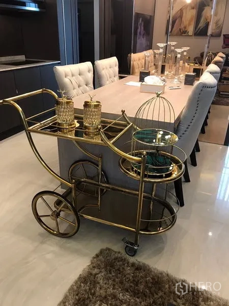 独立商业地产 出租在Chatuchak, Bangkok - 金色餐车置于长会议桌旁，展厅风格内饰。