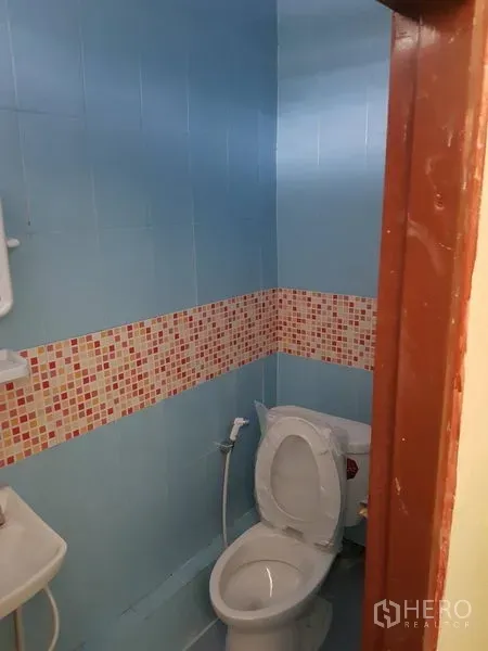 พื้นที่ขายปลีก ให้เช่าในKhlong Toei, Bangkok - ห้องน้ำขนาดกะทัดรัด กรุกระเบื้องสีน้ำเงิน แถบโมเสก โถสุขภัณฑ์และสายฉีดชำระ