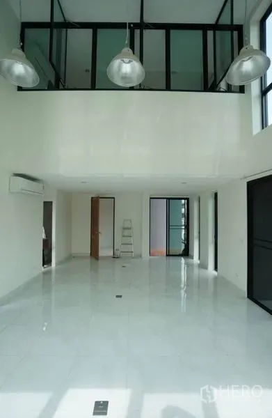 สำนักงานที่บ้าน ให้เช่าในChatuchak, Bangkok - โถงทำงานเพดานสูงพร้อมชั้นลอย กระจกบานใหญ่ พื้นกระเบื้องสีขาว