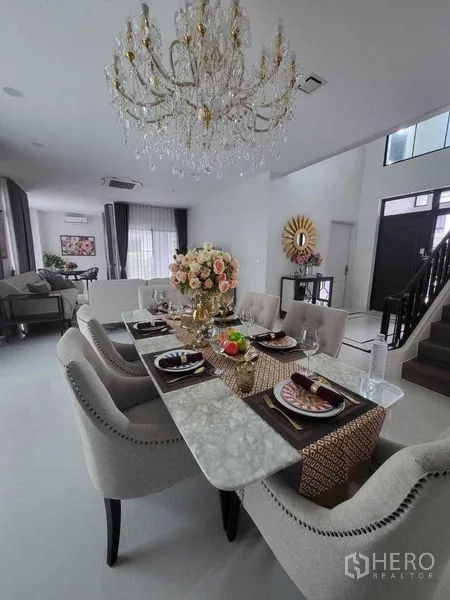 บ้าน ให้เช่าในSaphan Sung, Bangkok - ส่วนรับประทานอาหาร โต๊ะหินอ่อนและโคมระย้า จัดโต๊ะ 6 ที่นั่ง