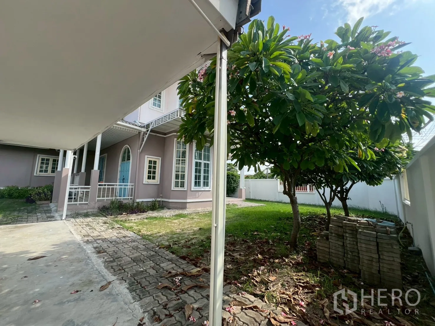 บ้าน ขายในPhra Khanong, Bangkok - มุมมองจากโรงจอดรถไปยังสวนและผนังหน้าต่างบานเบย์กับทางเดิน