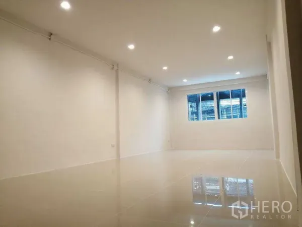 อาคารพาณิชย์ ให้เช่าในDin Daeng, Bangkok - ชั้นบนกว้าง ไฟดาวน์ไลท์และหน้าต่างด้านหน้า เหมาะทำสำนักงานหรือสตูดิโอ