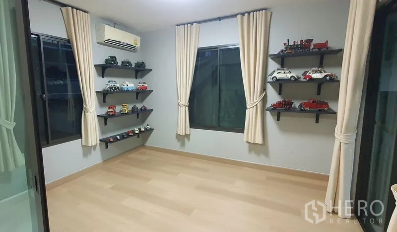 Detached House for rent in Bang Phli, Samut Prakan - Spare room with light wood flooring, wall shelves and curtains