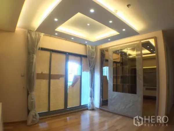 คอนโด ให้เช่าในWatthana, Bangkok - ห้องนั่งเล่นสว่างเพดานหลุมไฟฝัง ประตูกระจกบานเลื่อนออกระเบียง และชั้นกระจก