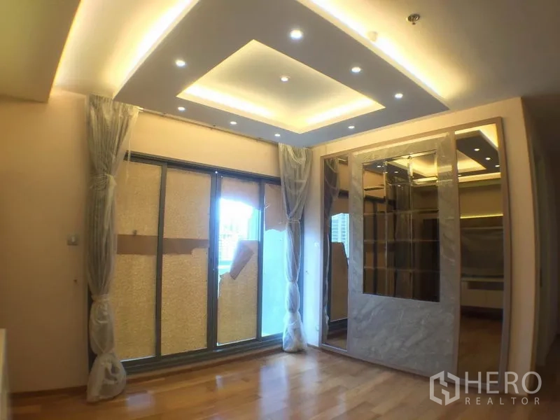 คอนโด ให้เช่าในWatthana, Bangkok - ห้องนั่งเล่นสว่างเพดานหลุมไฟฝัง ประตูกระจกบานเลื่อนออกระเบียง และชั้นกระจก