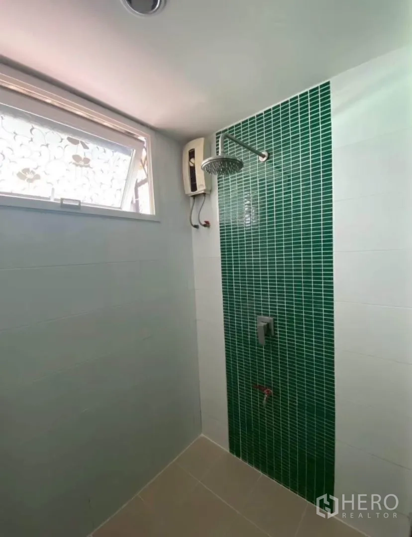 联排别墅 for rent in Phra Khanong, Bangkok - 步入式淋浴间，绿色马赛克装饰墙，带窗与电热水器。
