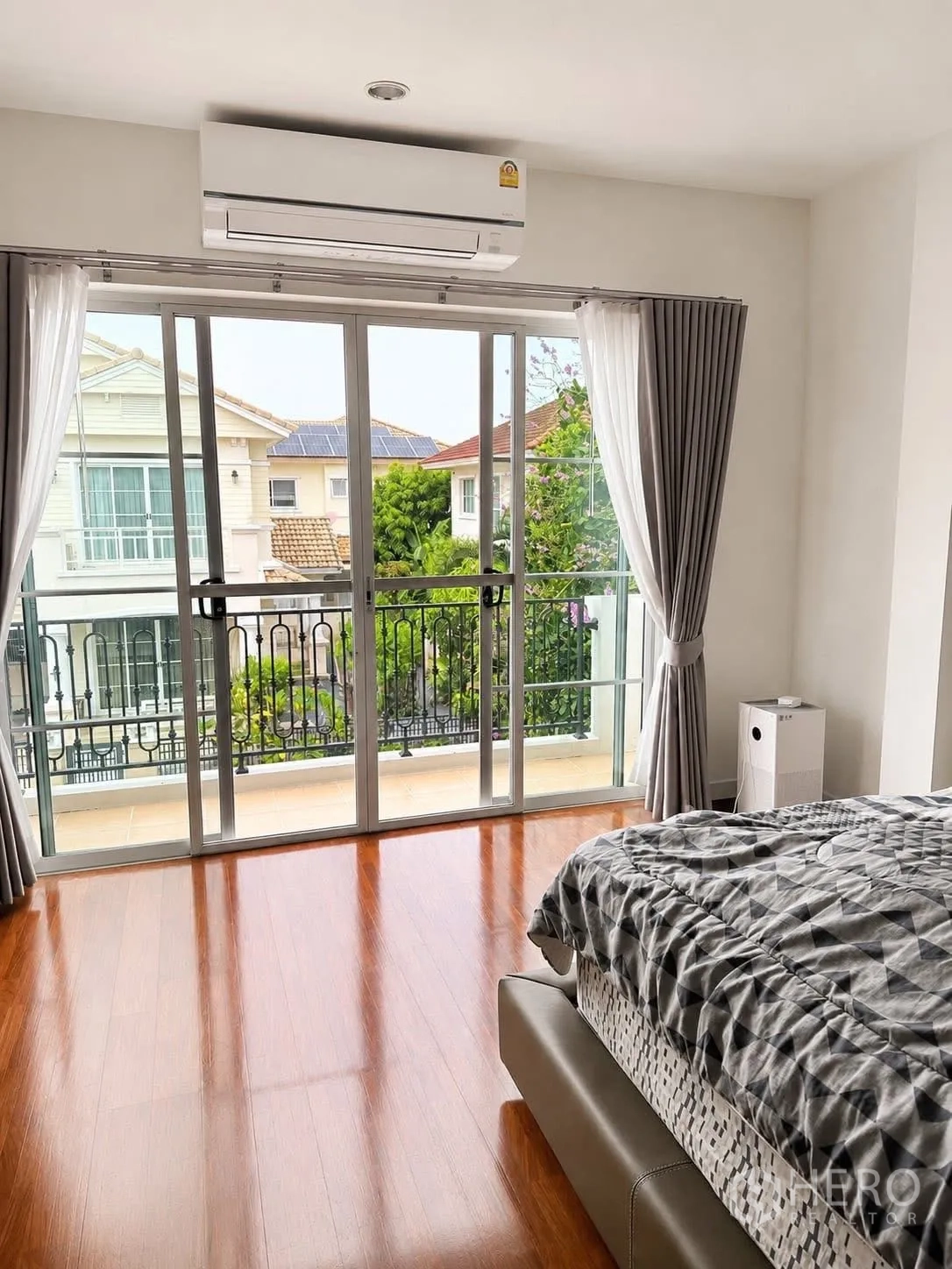 บ้านเดี่ยว for rent in Prawet, Bangkok - ห้องนอนใหญ่มีประตูกระจกบานเลื่อนออกสู่ระเบียง มองเห็นต้นไม้