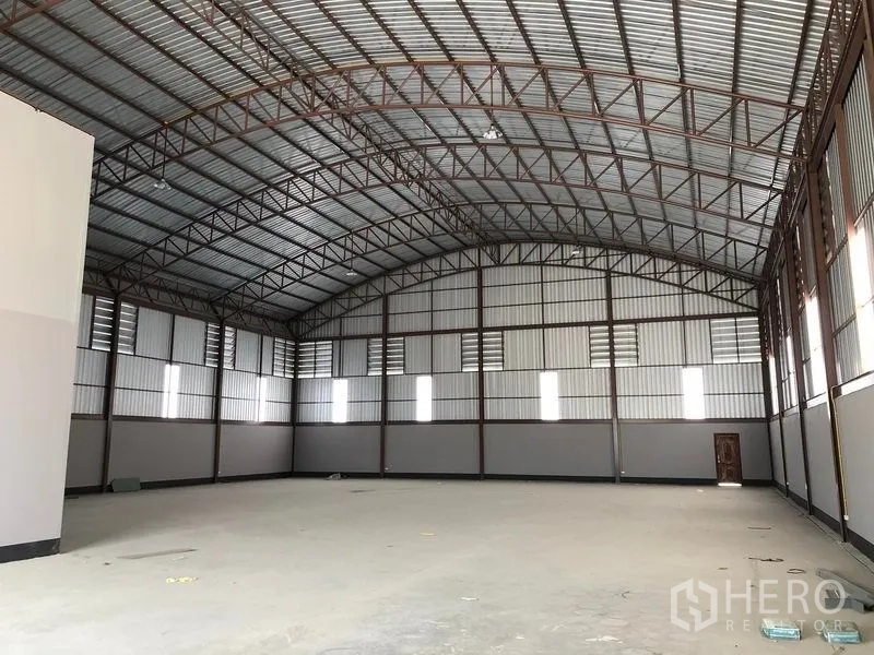 工厂 出租或出售在Bang Len, Nakhon Pathom - 仓库内部，高拱钢结构屋顶，通风百叶与混凝土地面。