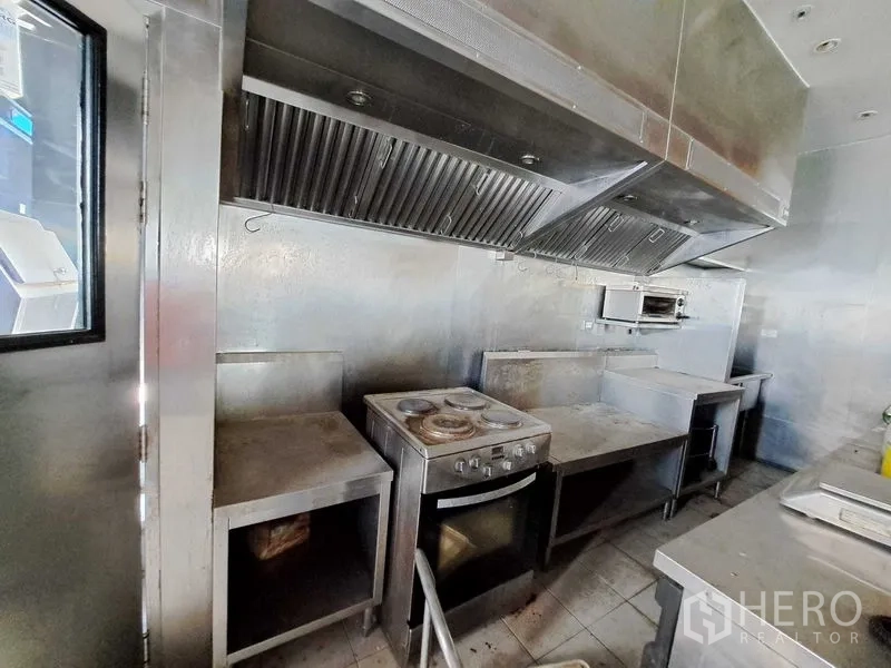 พื้นที่ขายปลีก ให้เช่าในKhlong Toei, Bangkok - ครัวสแตนเลสเชิงพาณิชย์พร้อมฮู้ดดูดควัน เตาอบ และโต๊ะเตรียมอาหาร