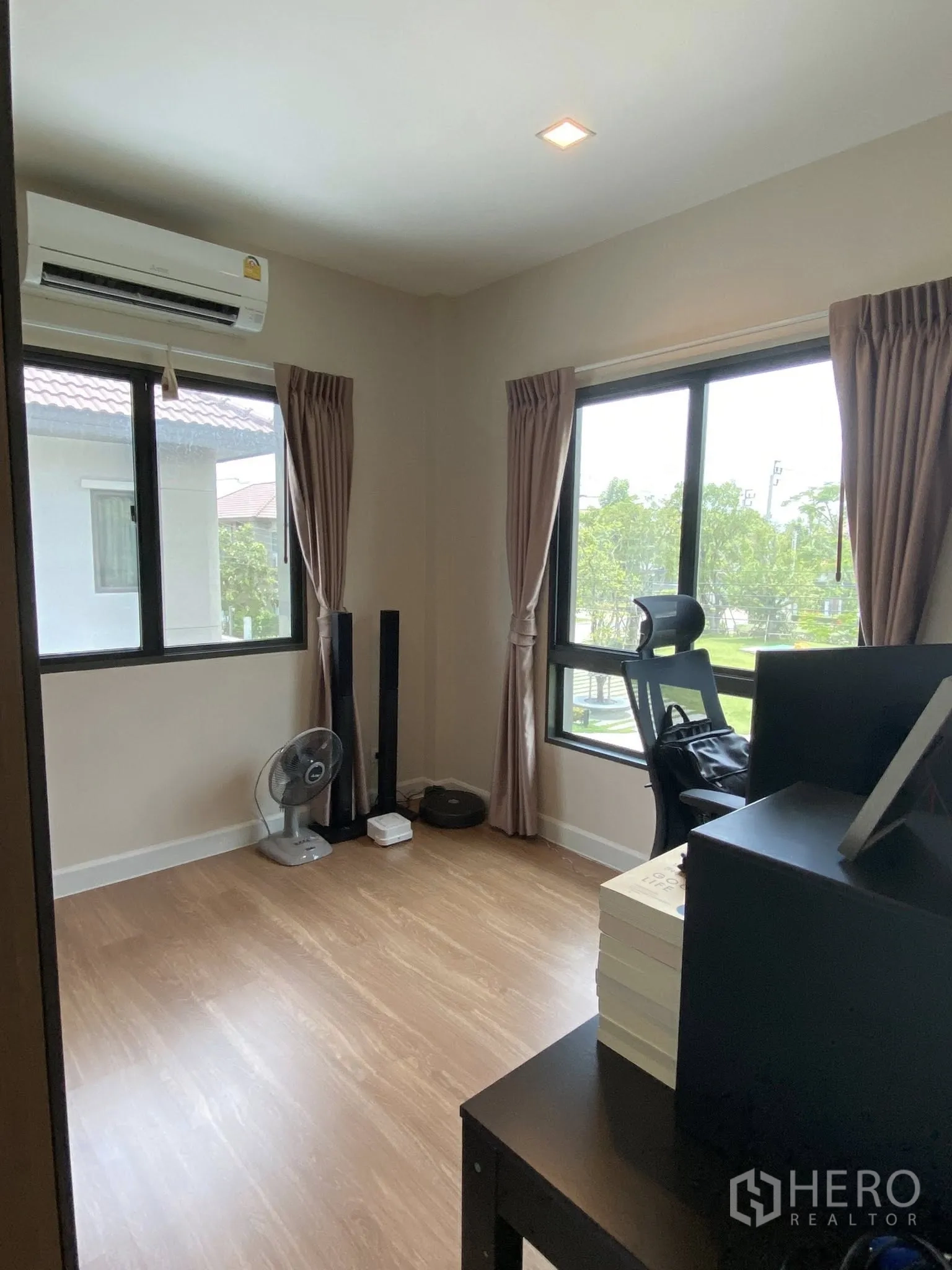 Detached House for sale in Saphan Sung, Bangkok - Bright corner room set up as a home office with two windows and AC.