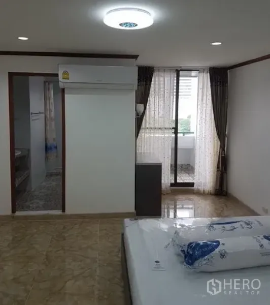 คอนโด ให้เช่าในWatthana, Bangkok - ห้องนอนมีทางเข้าห้องน้ำ แอร์ และประตูกระจกออกไประเบียง