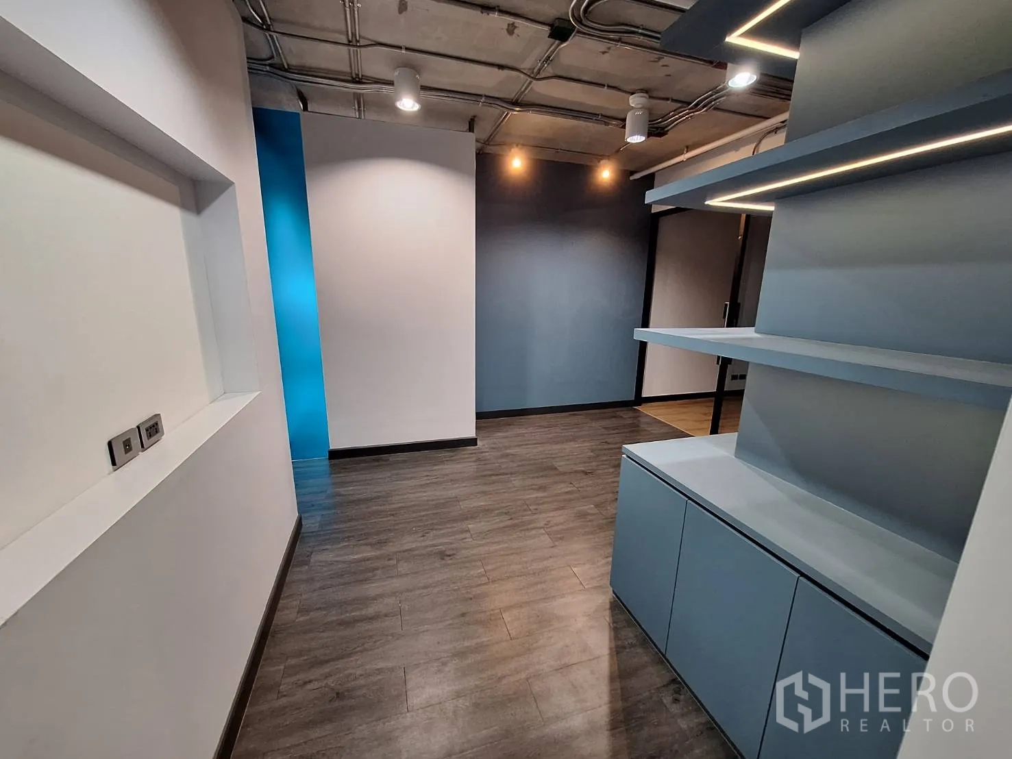 Office Space for rent - Floor plan showing the 213 sqm office layout with entrance and facilities.