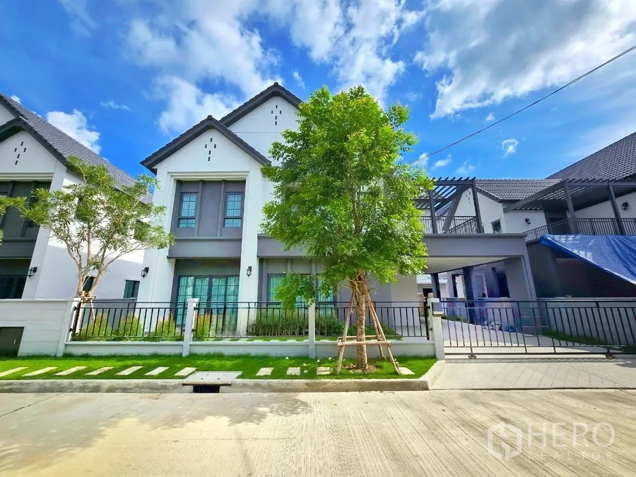 独栋房屋 for rent in Bang Phli, Samut Prakan - 现代独栋别墅外观，前院设围栏
