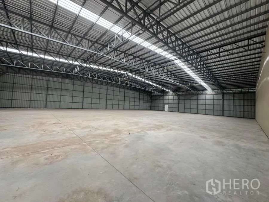 คลังสินค้า ให้เช่าในPak Kret, Nonthaburi - ภายในโกดังใหม่กว้าง เพดานโครงเหล็กสูง มีช่องแสงบนหลังคาและพื้นคอนกรีตเรียบ