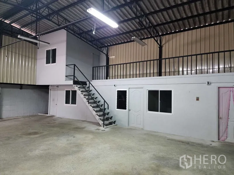 货栈 出租在Chatuchak, Bangkok - 高挑仓库配夹层办公室、窗户与宽阔作业区。