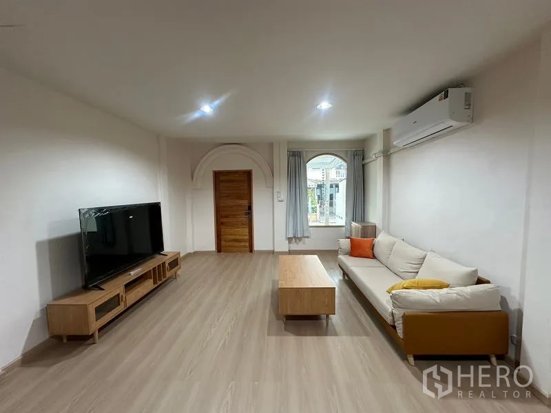 ทาวน์เฮาส์ ให้เช่าหรือขายในPhra Khanong, Bangkok - ห้องนั่งเล่นกว้าง หน้าต่างทรงโค้ง โทนสว่างอบอุ่น