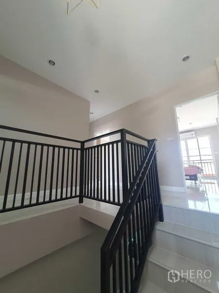 สำนักงานที่บ้าน ให้เช่าในSuan Luang, Bangkok - โถงชั้นบนพร้อมราวเหล็กและไฟดาวน์ไลท์