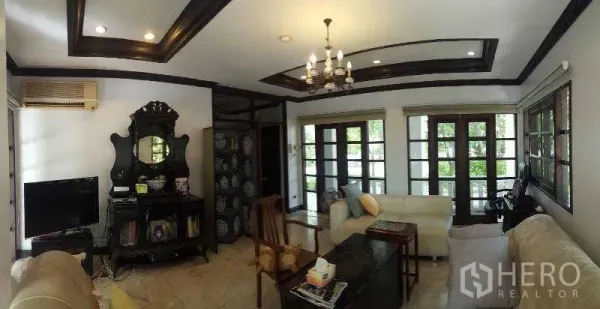 Detached House for rent in Bang Phli, Samut Prakan - Bright living room with coffered ceiling, chandelier and sofa seating.