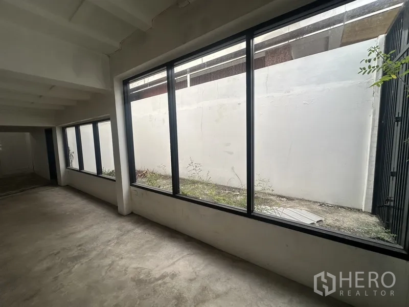 带办公室的家 出租或出售在Bang Na, Bangkok - 一排长窗面向侧边采光井。