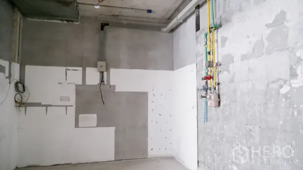 零售空间 出租在Watthana, Bangkok - 室内服务墙与管线，水电预留与水泥墙面。