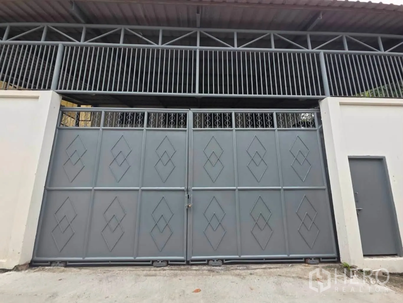 โกดัง for rent or sale in Phra Khanong, Bangkok - ประตูรั้วเหล็กด้านนอกพร้อมประตูทางคนเข้าออกของพื้นที่