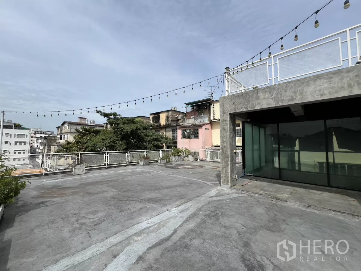 独立商业地产 出租在Din Daeng, Bangkok - 开放屋顶活动区，临玻璃房，眺望社区景观。