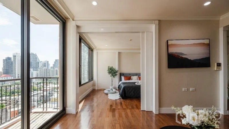 คอนโด ขาย - โถงทางเดินสู่ห้องนอนและระเบียงพร้อมกระจกเต็มบาน